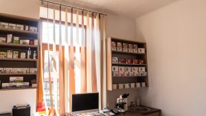 Interiorul clinicii cu calculator, microscop si unele produse pentru animalele de companie